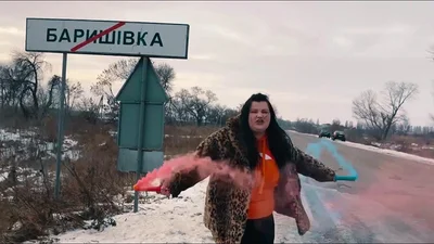 Скандальная украинская реперка alyona alyona показала в новом клипе родителей