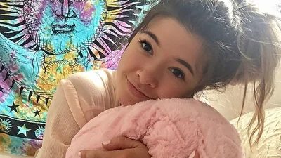 Девушка зарабатывает 56 тысяч долларов в год тем, что просто обнимает чужих людей