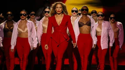 Дженніфер Лопес зняла у новому кліпі Limitless свою донечку Емму