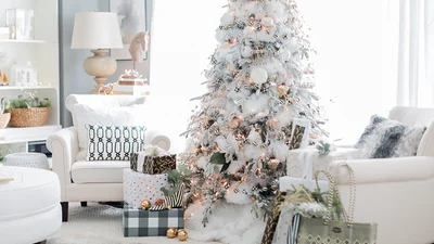 Декор елок в белом цвете - точно самый стильный тренд 2019