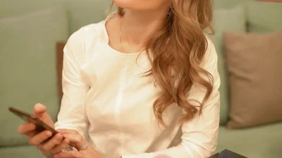 Без макіяжу і з брошкою Chanel: Оля Фреймут показала, у чому куховарить