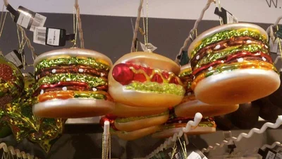 Ці пришелепкуваті ялинкові іграшки сміливо можуть стати героями ваших нічних кошмарів