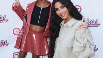 Ким Кардашьян накрасила 5-летней дочери губы красной помадой, и это вибисило юзеров