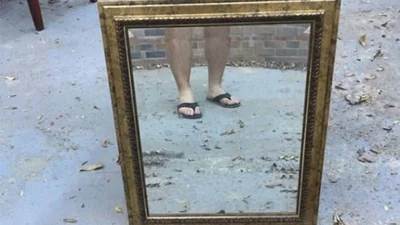 Люди, які продають дзеркала і намагаються не потрапити в кадр, розсмішать тебе до сліз