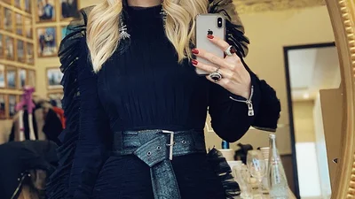 Эффектная LOBODA засветила пышную грудь в бикини