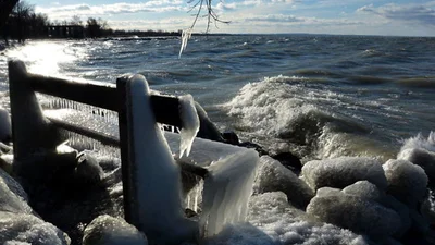 Мороз і вітер перетворили озеро Балатон на зимову країну чудес