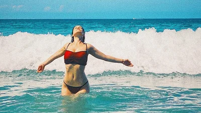 Сексуальна Даша Астаф'єва сфотографувалась голяка в одному лише капелюсі