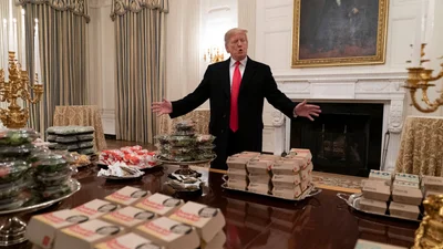 Король фастфуда: сеть высмеяла торжественный прием с гамбургерами от президента Америки