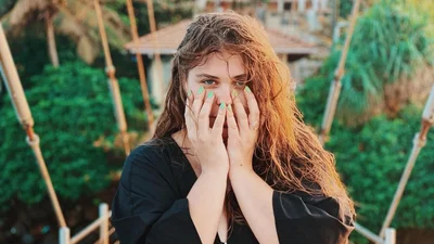 Певица из группы KAZKA посветила аппетитной попой в купальнике