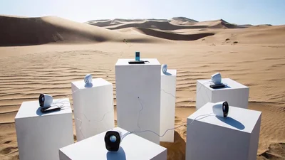 Repeat: в африканской пустыне песня "Africa" будет играть целую вечность