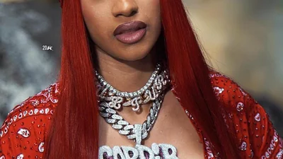 Cardi B випустила спекотний кліп "Twerk", у якому сотні гарячих дівчат трясуть попками