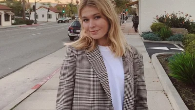 Одягнувши купальник, Соня Кіперман переплюнула апетитні форми своєї матусі Віри Брежнєвої