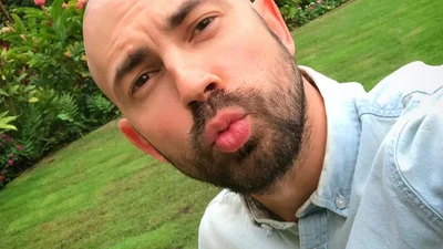 Держите себя в руках, девушки: Бедняков доводит до истерики своими усиками