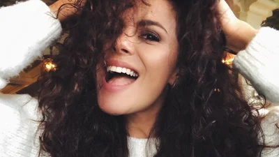 Настя Каменских вскружила голову своими сексуальными ягодицами в белом бикини