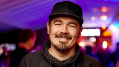 На пляжных фото с отдыха Фагот выглядит, как греческий бог