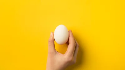 Яйко-тренд: макіяж, який роблять яйцем, довів мережу до істерики
