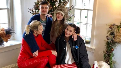 Мама Джиджи и Беллы Хадид рассказала всю правду о пластике дочерей