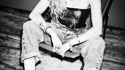 Татуированная кроха Майли Сайрус взбудоражила сеть очень глубоким декольте