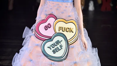 No photos please: дизайнеры создали платья с мемами, а они снова стали мемами