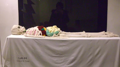 Безумное искусство: художница связала копию человеческого скелета