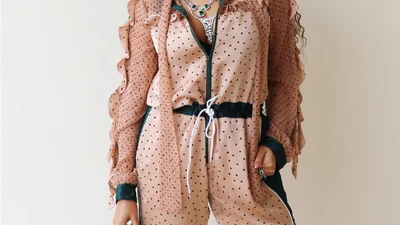 Сочная Бейонсе взбудоражит твою фантазию ножками в вызывающем мини