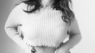 Соковита Ешлі Грем демонструє пишні ніжки під час палких танців і розкішну шевелюру