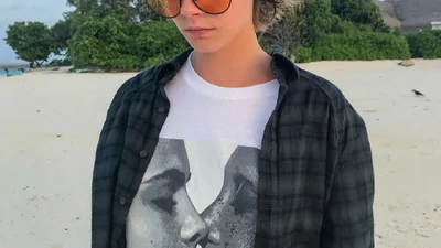 Сісі Кари Делевінь вириваються з рук модельєра, який намагається їх втримати