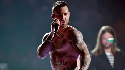 Чертовски сексуальный Адам Левин из Maroon 5 устроил крутое шоу на Super Bowl 2019
