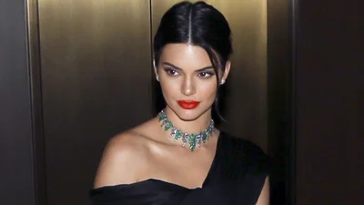 Кошечка Кендалл Дженнер сначала голышом снялась, а затем на кураже и челку подрезала