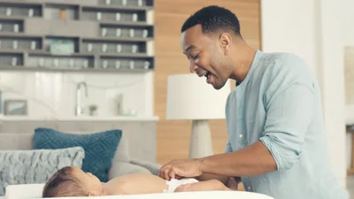 Неймовірно зворушливе відео: зіркові татусі міняють підгузки своїм малюкам