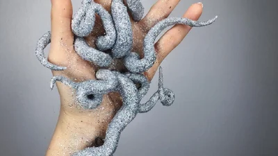 Художница делает странный грим, как из фильма ужасов, просто на собственных руках