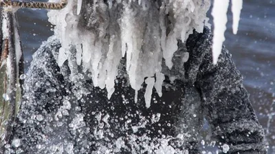 Бешеные серферы-супергерои покорили волны в мороз, и вот что из этого вышло