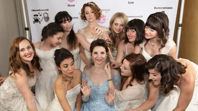 Пара устроила свадьбу, на которую гости пришли в своих старых свадебных нарядах