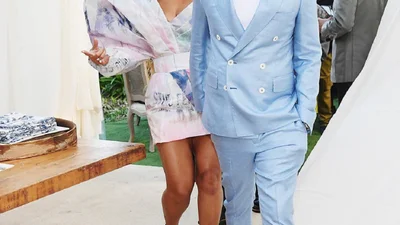 Бейонсе в футуристичному платті вирішила зацілувати Джей Зі