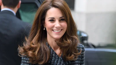 Наче звичайна мама: Кейт Міддлтон з принцом Луї вийшла на прогулянку до парку