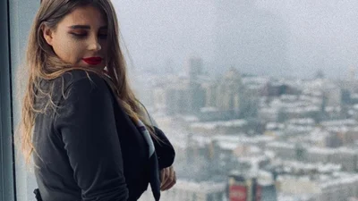 Сеть обсуждает фото солистки группы KAZKA, на котором она ну очень похожа на Тину Кароль