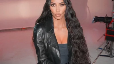 Ким Кардашьян шокировала поклонников очень откровенным платьем, что едва прикрыло соски