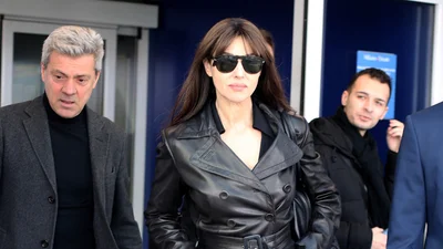 Образ дня: стройная и красивая Моника Беллуччи на улицах Милана