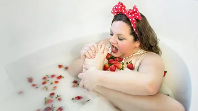 34-летняя женщина устроила себе фотосессию для младенцев, и это очень забавные фото