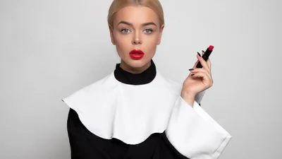 Аліна Гросу випустила новий танцювальний трек про Вову, якого вважає богом