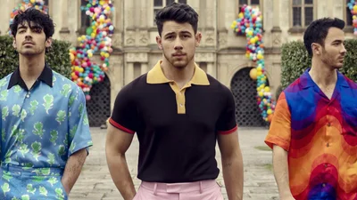 Впервые за 6 лет Jonas Brothers выпустили клип и сняли в нем своих любимых