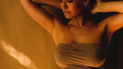 Даша Астафьева в образе актрисы "золотого века Голливуда" завернулась в жемчужное ожерелье