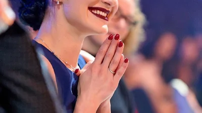 Сніжана Бабкіна нагадала про весну відвертим фото з зірочками на сосках