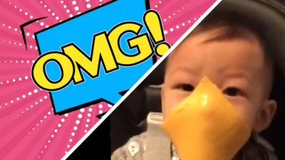 Взрослые принимают участие в глупом челлендже и бросают на своих детей сыр