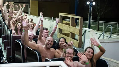 200 абсолютно голих людей покаталися на американських гірках, щоб встановити рекорд