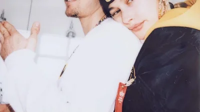 Відбувається щось дивне: Джастін Бібер засипав мережу сумними знімками своєї дружини