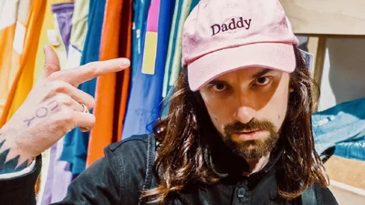 Соліст гурту “Агонь” привітав жінок без трусів і з “букетом” між ногами