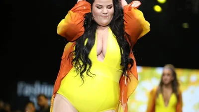 Всем разойтись: на подиум в купальнике выходит пышка Нетта Барзилай и горячо танцует