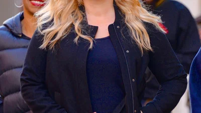 То, как беременная Эми Шумер голышом бегает по полю и пугает птиц, заслуживает Оскар