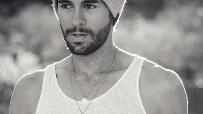 Горячий папа Энрике Иглесиас сыграл в футбол с годовалым сыном и украл сердца сотни мам